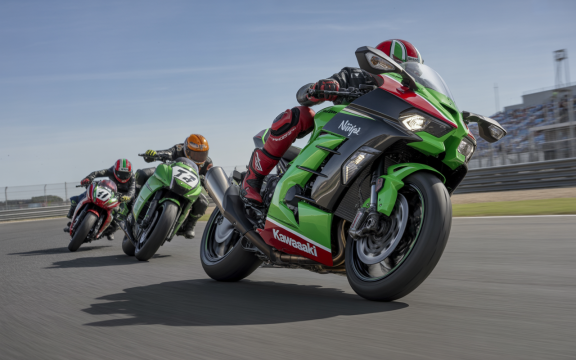 Trois motos de course Kawasaki sur un circuit, avec les pilotes en tenue de course, en pleine action sous un ciel clair.