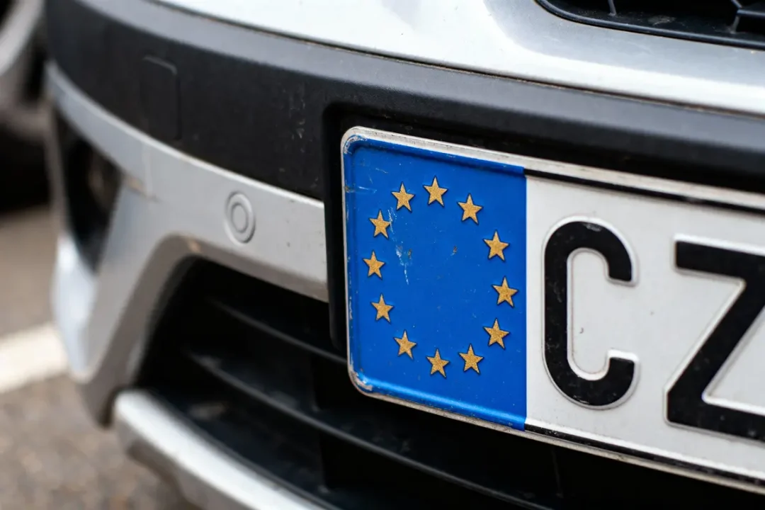 Plaque d'immatriculation de voiture avec drapeau de l'Union européenne et code pays "CZ".