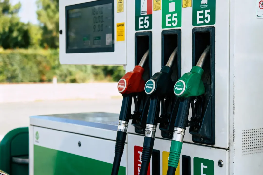 Pompe à essence avec quatre pistolets, affichant les tarifs du carburant E5.