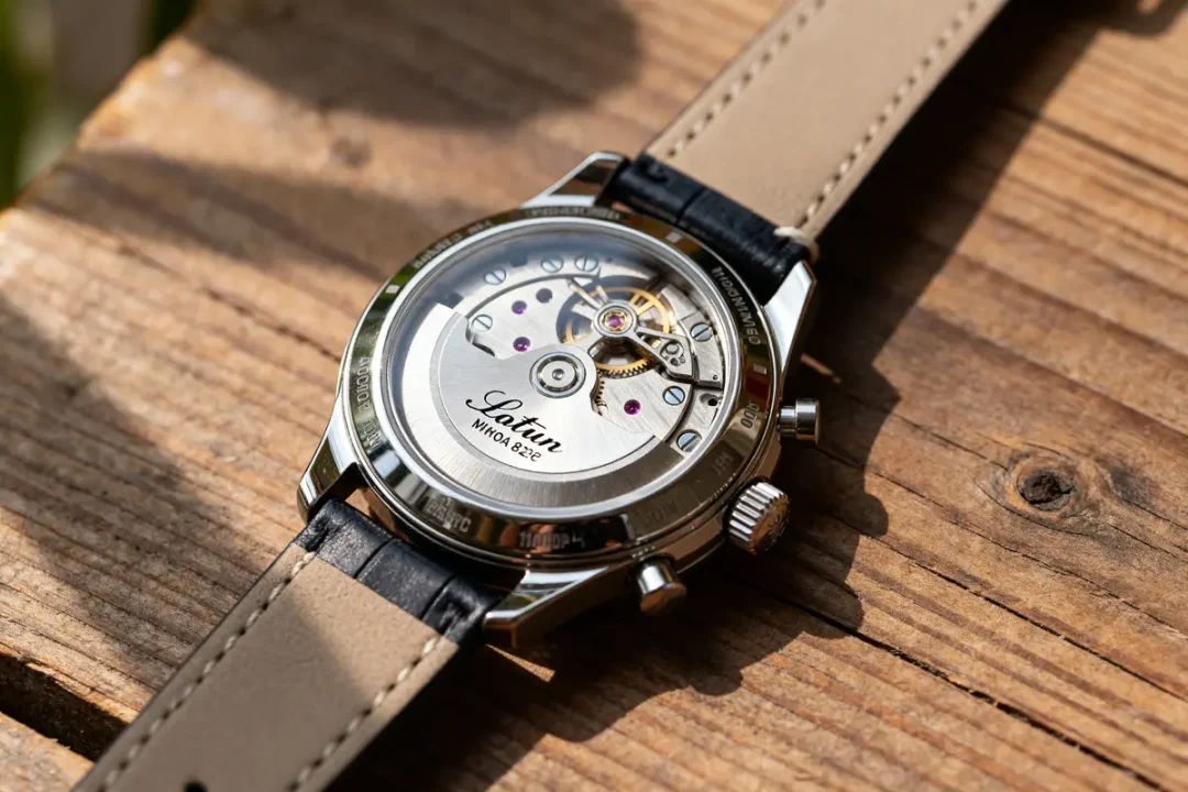 Montre Lotus automatique avec mouvement visible et bracelet cuir sur fond en bois rustique