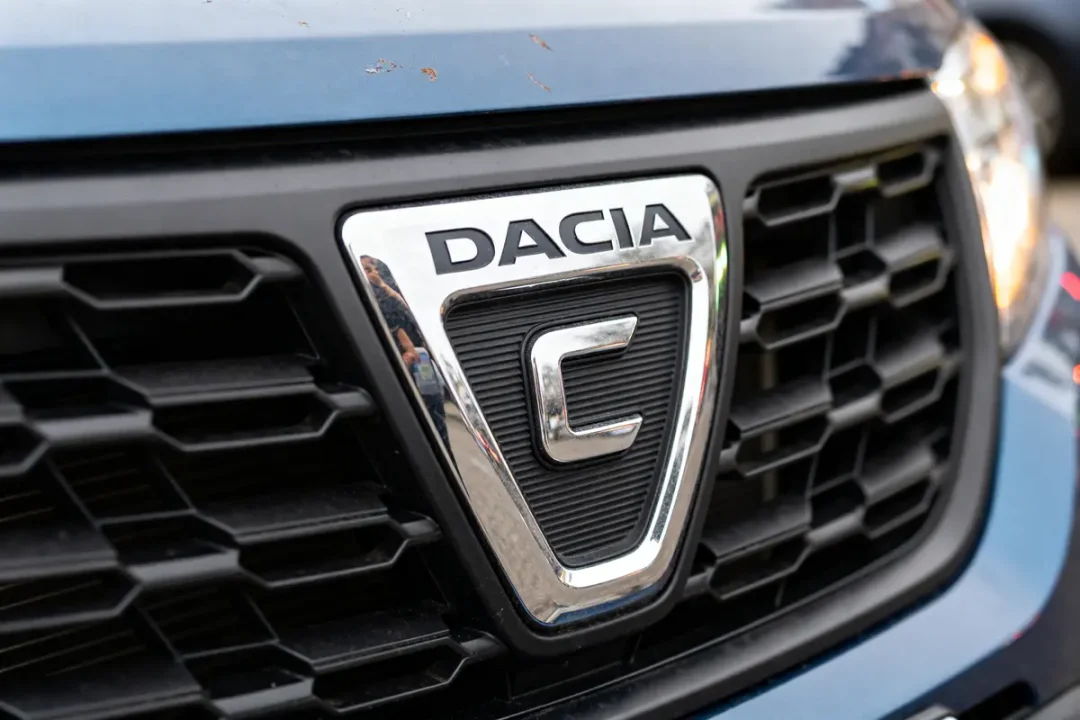 Logo Dacia sur calandre de voiture bleu foncé gros plan sans reflet