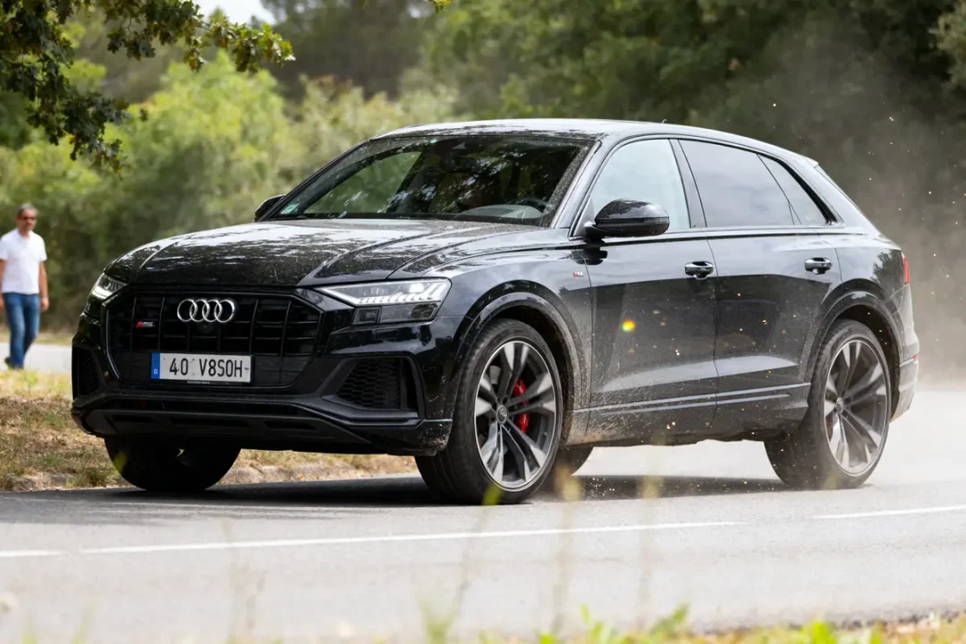 SUV RSQ8 noir roulant sur route entourée de verdure
