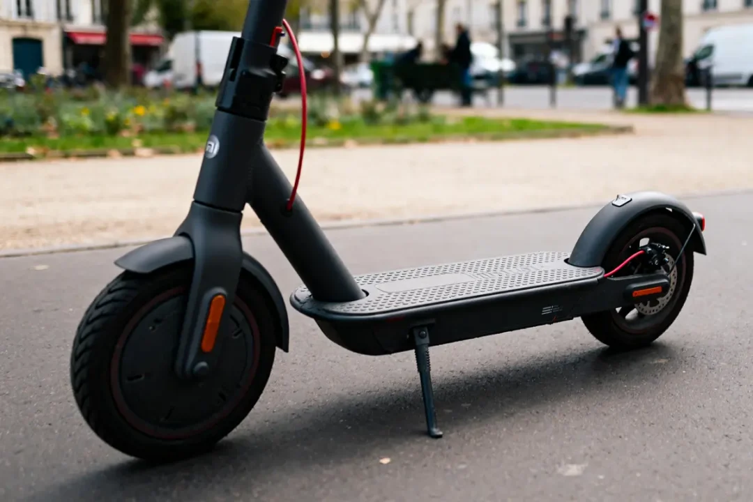 Trottinette électrique Xiaomi Pro 2 noire sur route urbaine pour avis sur la performance