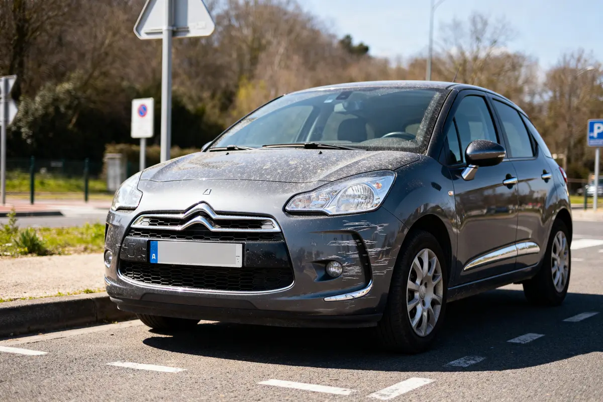 Voiture grise Citroën stationnée sur route, symbole de la categorie voiture compacte urbaine