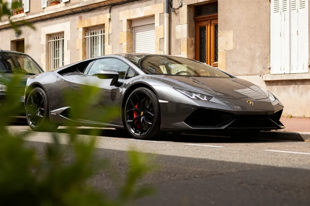 Voiture de sport grise Lamborghini Huracán stationnée devant maison combien ça coûte une Lamborghini