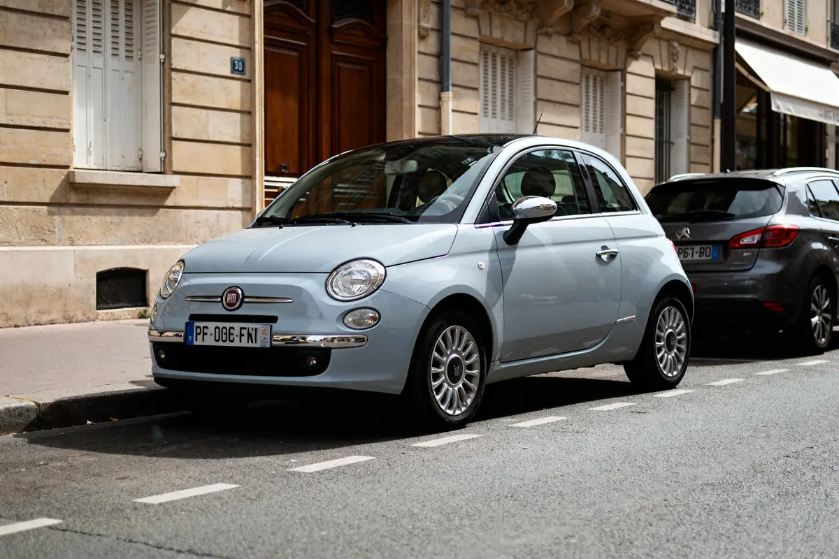 Fiat 500 gris garée en ville disponible à 59 euros par mois sans apport