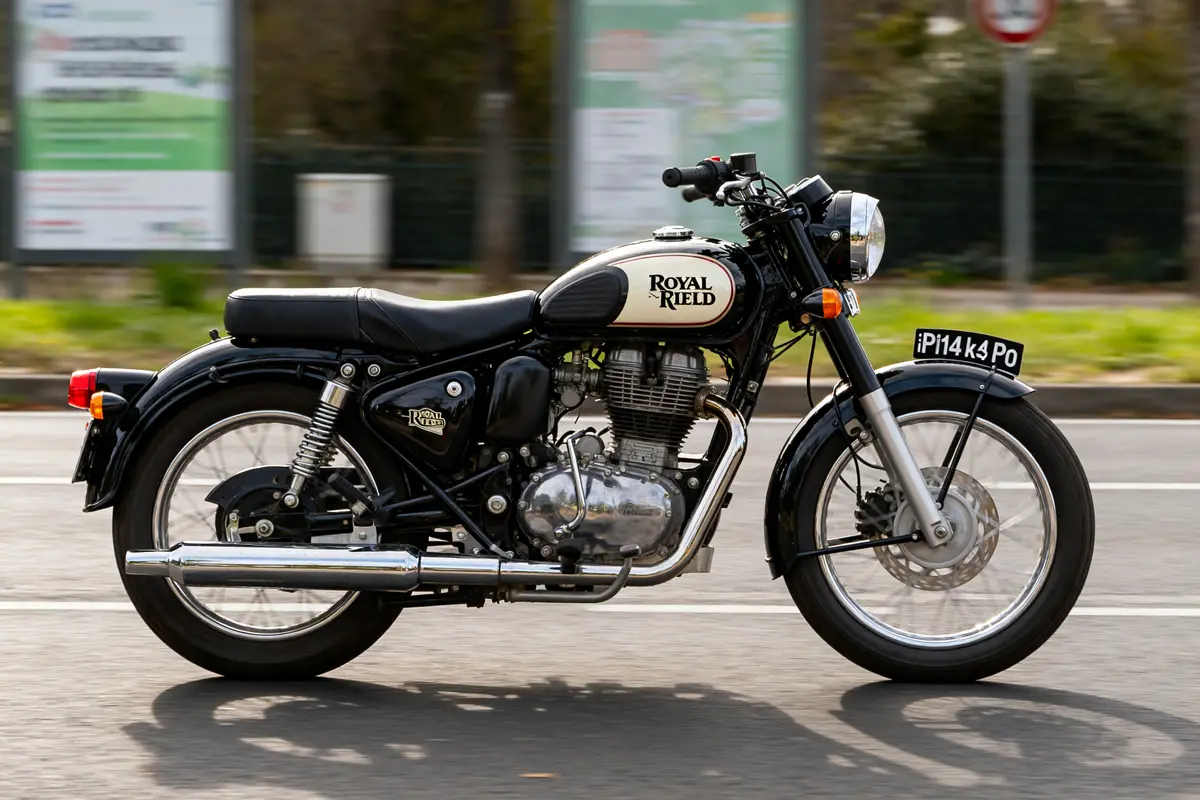 Moto Royal Enfield Classic 350 en route soulignant la vitesse max dynamique sur route ouverte