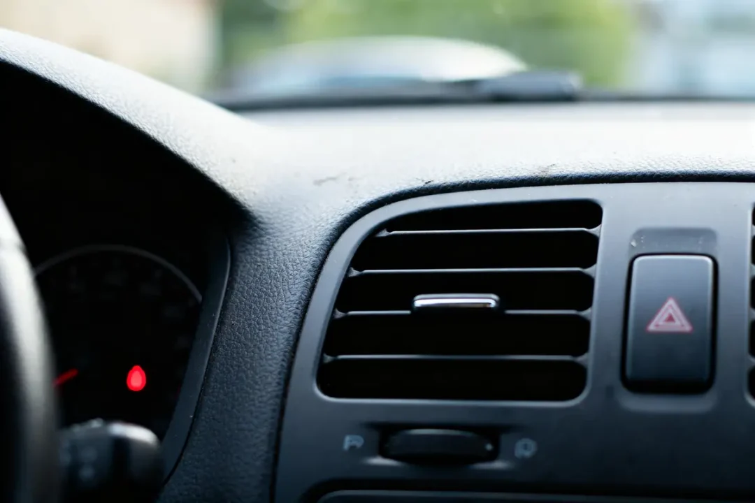 Voyant rouge qui clignote alors que la voiture est éteinte près des commandes