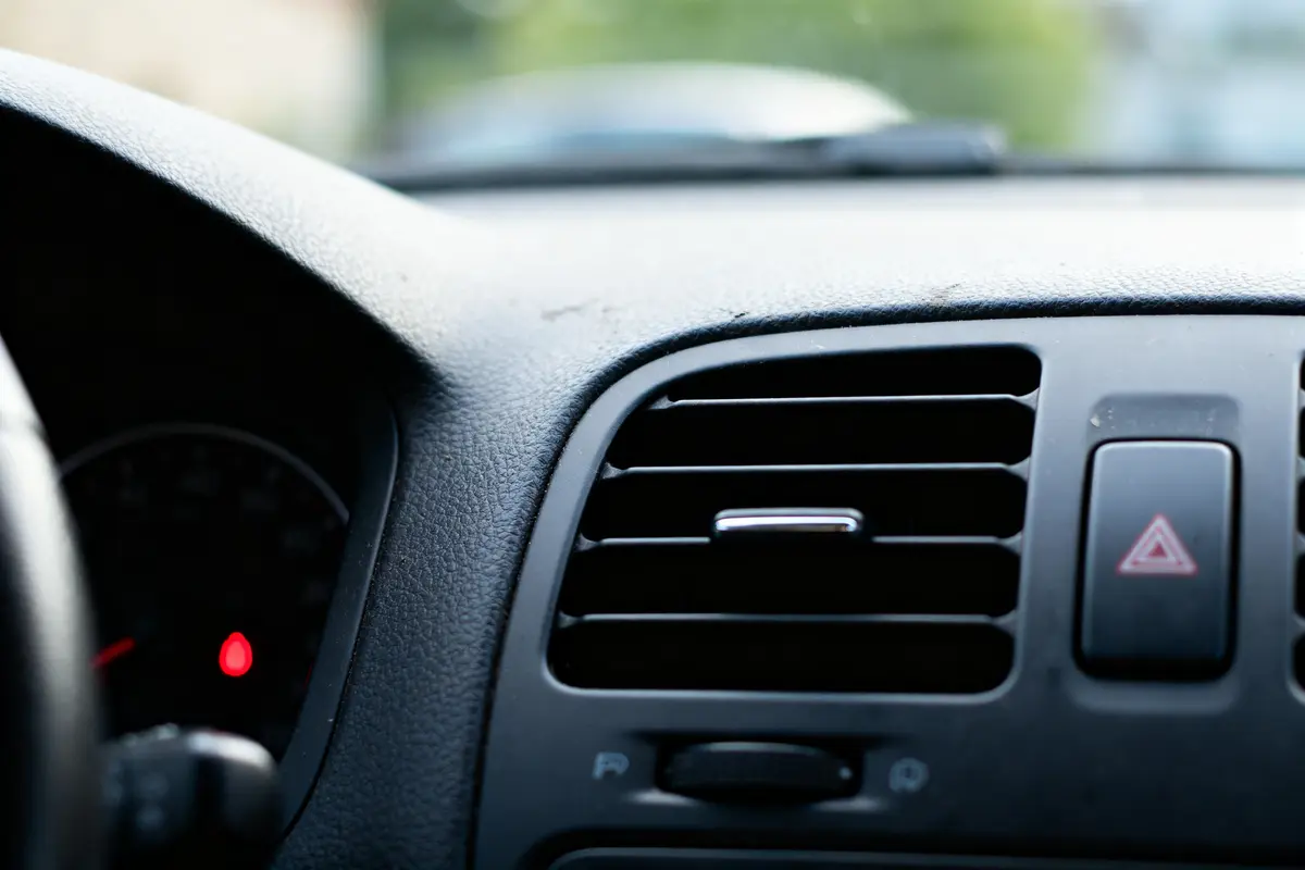 Voyant rouge qui clignote alors que la voiture est éteinte près des commandes