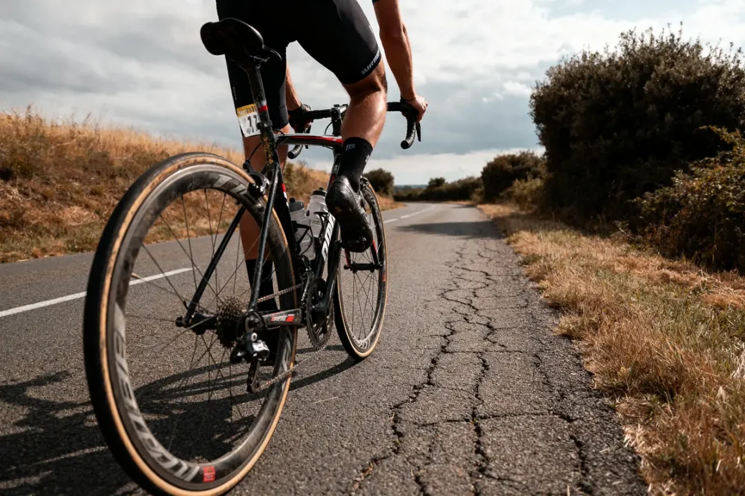 Cycliste pédalant sur route avec vélo Le Biciclette en Europe lors d'une course.
