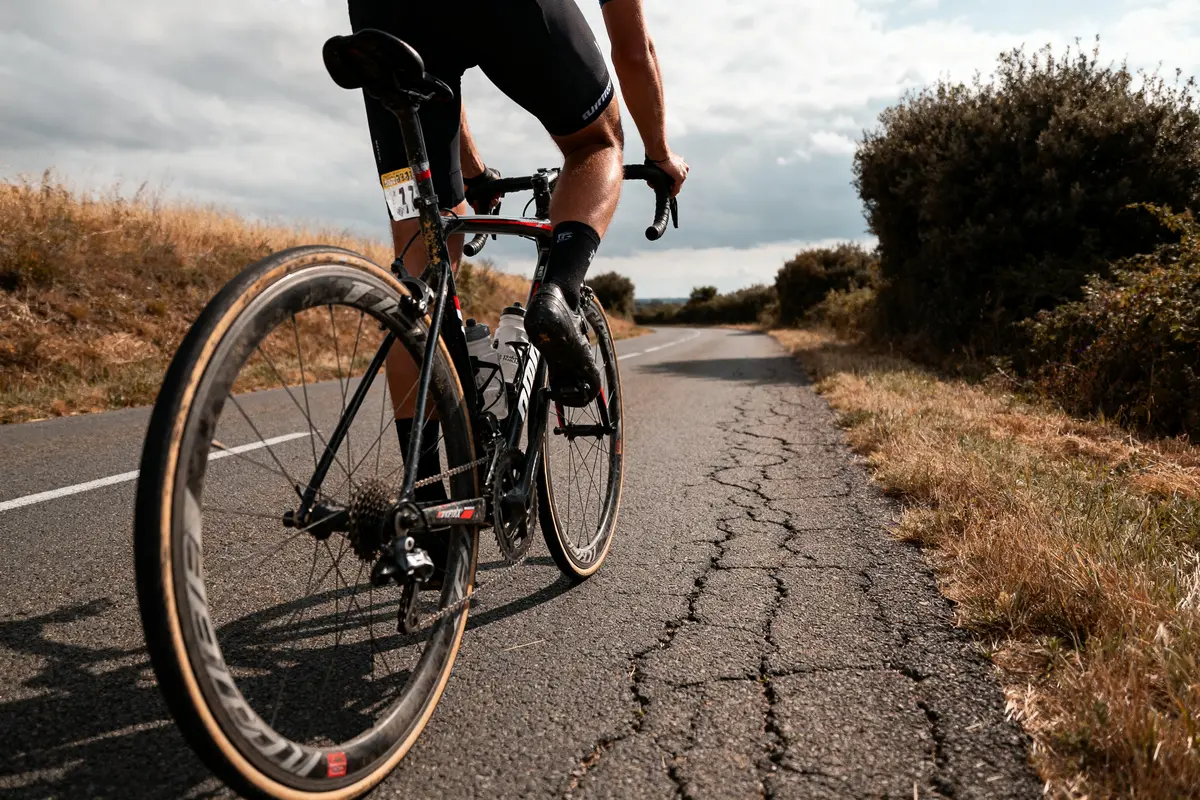Cycliste pédalant sur route avec vélo Le Biciclette en Europe lors d'une course.