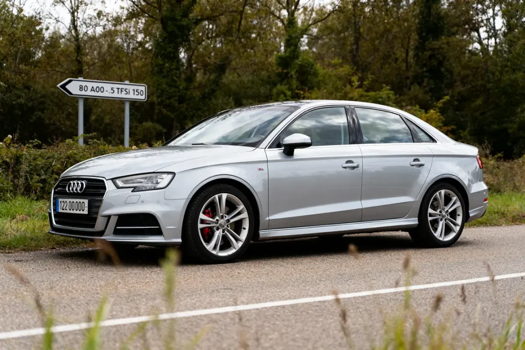 Audi A3 1.5 TFSI 150 grise sur route, illustrant des problèmes mécaniques potentiels