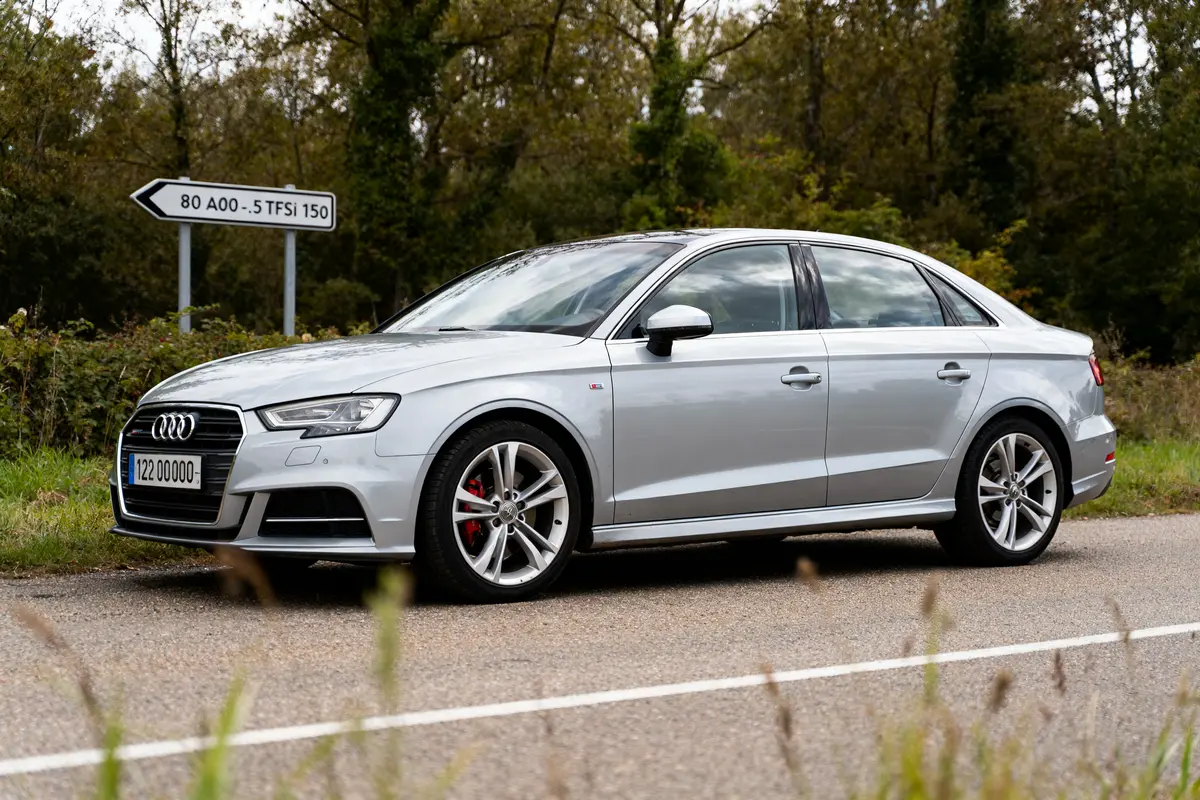 Audi A3 1.5 TFSI 150 grise sur route, illustrant des problèmes mécaniques potentiels