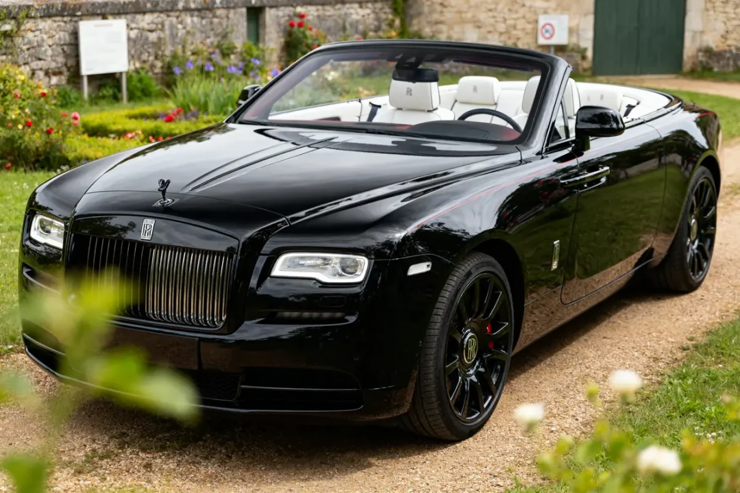 Cabriolét de luxe noir sur allée, exemple de la voiture la plus chère du monde